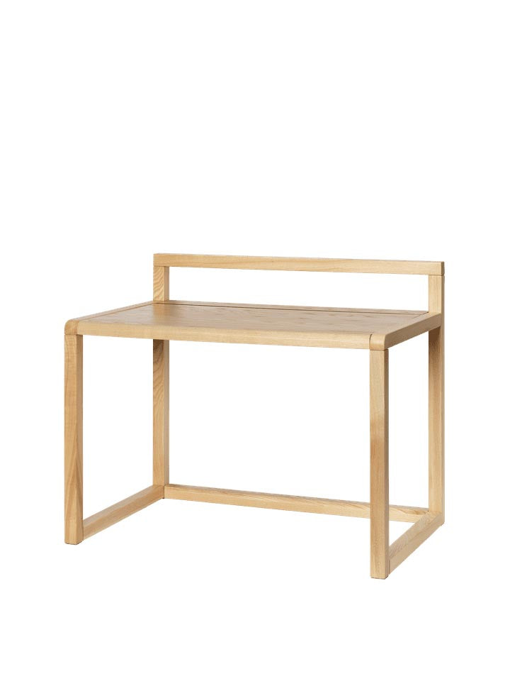 Der Little Architect Schreibtisch von Ferm Living ist der perfekte Ort für kreative Entfaltung und Spielspaß. Aus FSC® zertifiziertem Eschenfurnier gefertigt, inspiriert er kleine Designer.