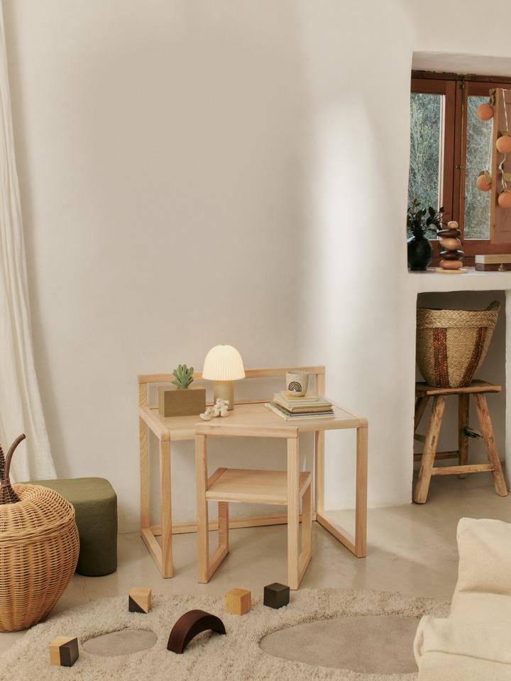 Gestalte mit dem Little Architect Schreibtisch von Ferm Living einen inspirierenden Raum für dein Kind, ideal für kreative Projekte und fantasievolles Spielen.