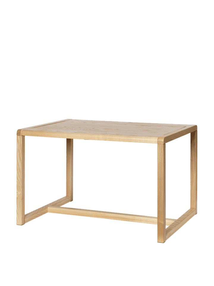 Entdecke den Little Architect Tisch von Ferm Living – ein stilvolles Möbelstück aus FSC® zertifiziertem Eschenfurnier, ideal für kreative Kinder. Perfekt für Malstunden und kleine Dinnerpartys!