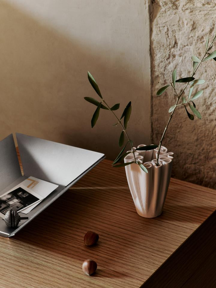 Die Dedali Vase H18 von Ferm Living kombiniert innovatives Design mit praktischer Nutzung. Ideal für stilvolle Akzente in jedem Raum.