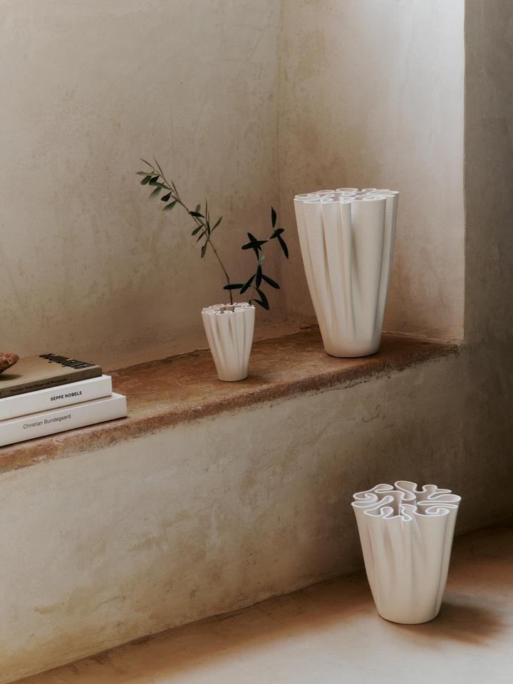 Die Dedali Vase H18 von Ferm Living vereint kunstvolle Ästhetik mit Funktionalität. Perfekt für elegante Blumenarrangements und stilvolle Wohnräume.