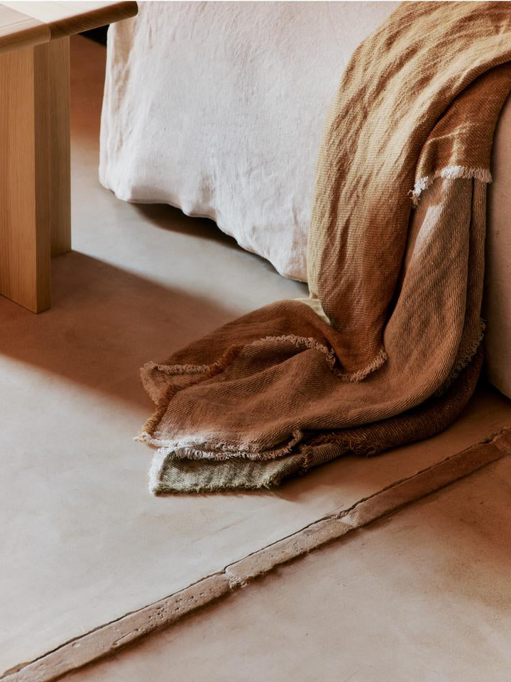 Entdecken Sie das Pila Leinen Throw von Ferm Living – eine elegante, handgewebte Wolldecke aus 100 % Leinen, die Stil und Nachhaltigkeit vereint.