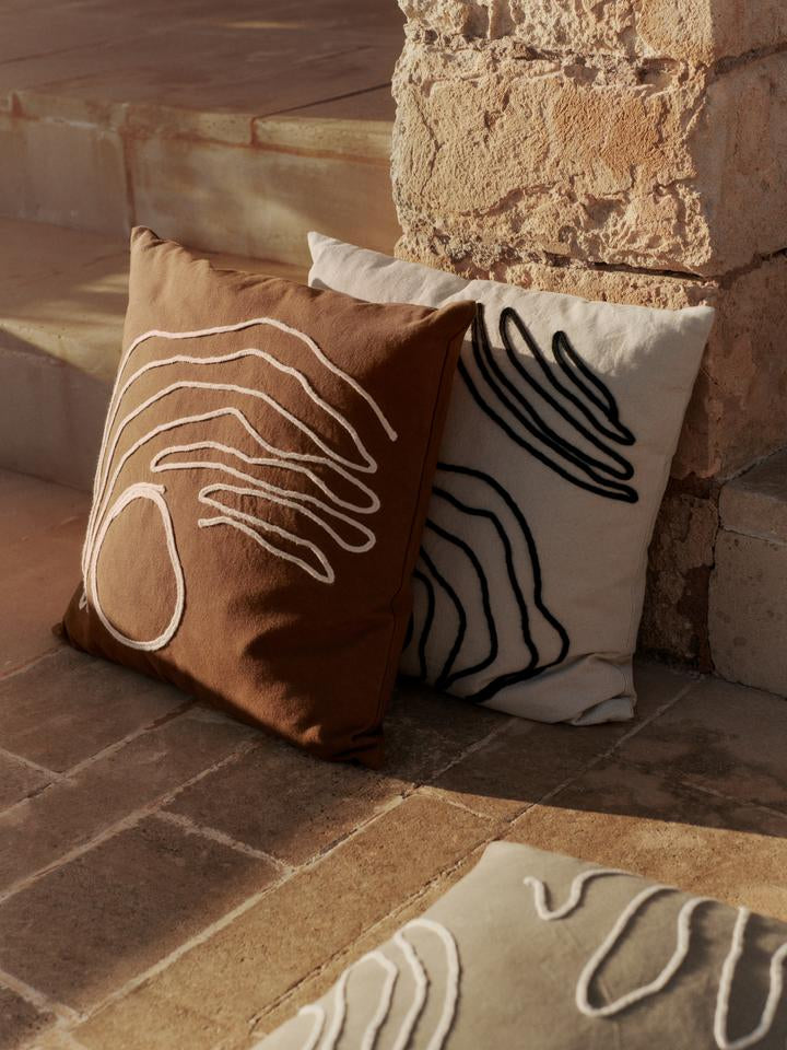 Verleihen Sie Ihrem Zuhause mit dem Jot Kissen von Ferm Living einen Hauch von Natur und Eleganz. Handgefertigt aus 100 % GOTS-zertifizierter Baumwolle, ist es ein einzigartiges Dekorationsstück.