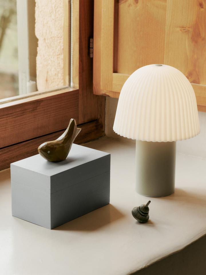 Die Frill Tragbare Lampe von Ferm Living begeistert mit ihrem einzigartigen Design und schafft eine gemütliche Atmosphäre im Kinderzimmer.
