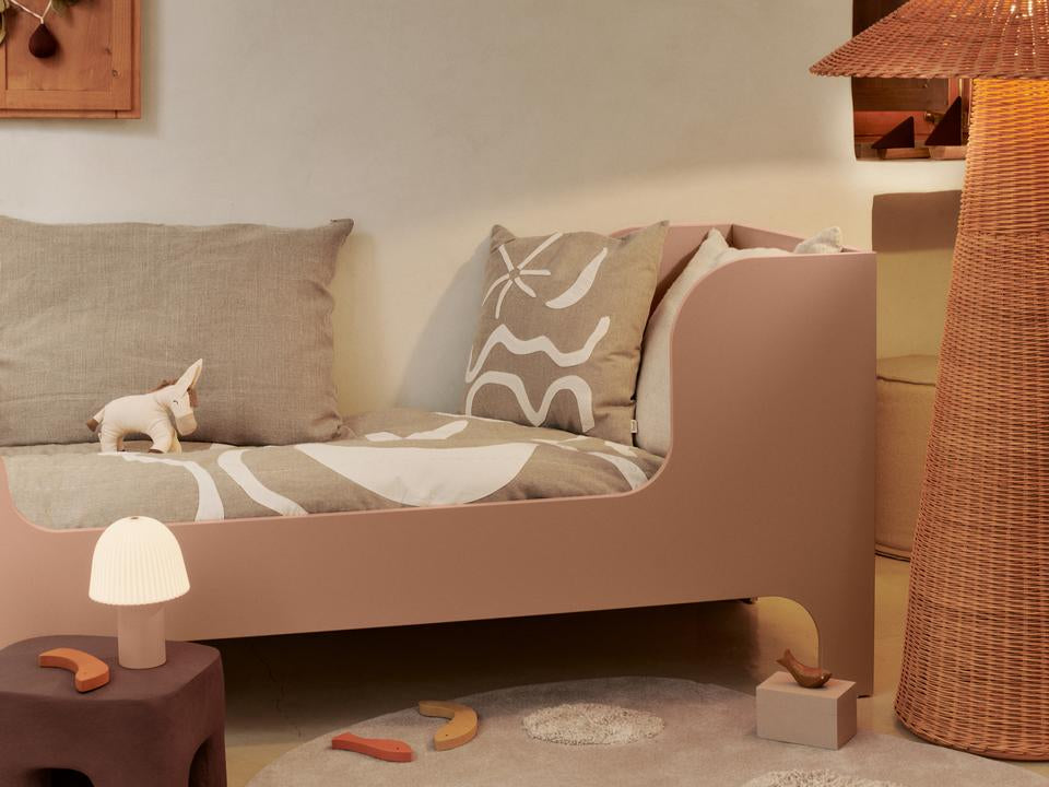 Die Frill Tragbare Lampe von Ferm Living vereint stilvolles Design mit praktischer Funktionalität und schafft eine einladende Atmosphäre im Kinderzimmer.