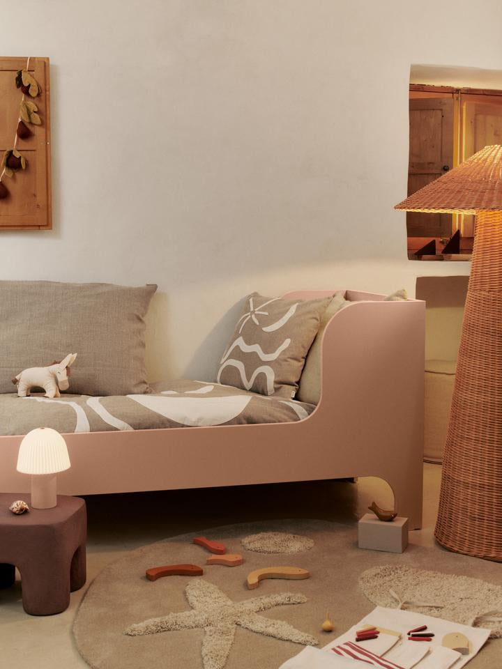 Die Frill Tragbare Lampe von Ferm Living begeistert mit ihrem einzigartigen Design und sorgt für gemütliches Licht im Kinderzimmer.