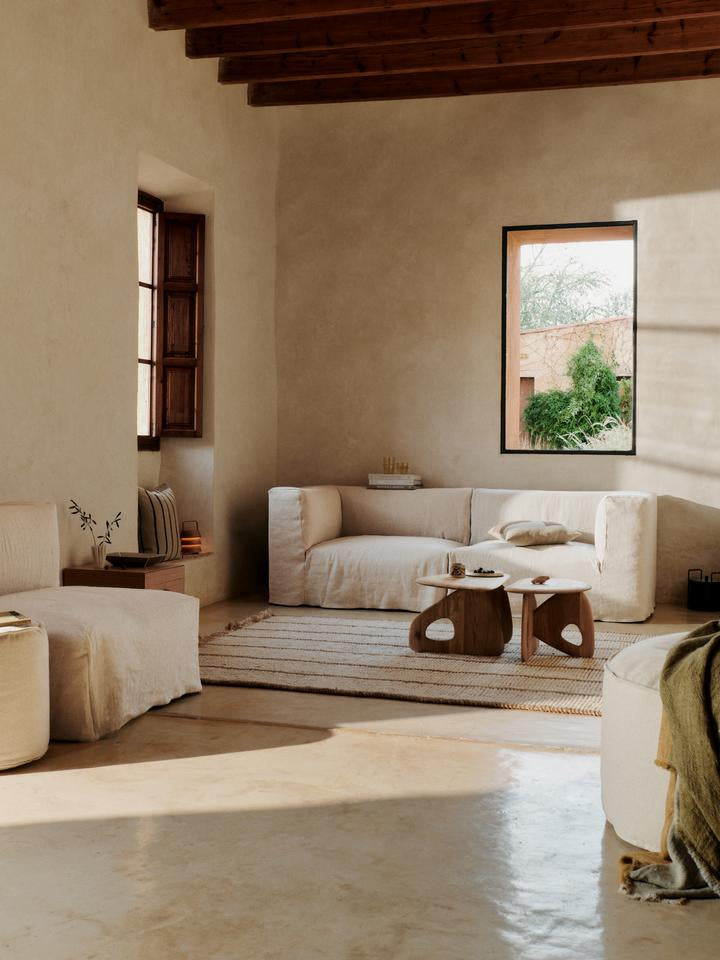 Entdecken Sie den Oar Couchtisch 70 von Ferm Living – ein eleganter, funktionaler Tisch aus massiver Eiche mit stilvollen Messingfüßen, ideal für jeden Raum.