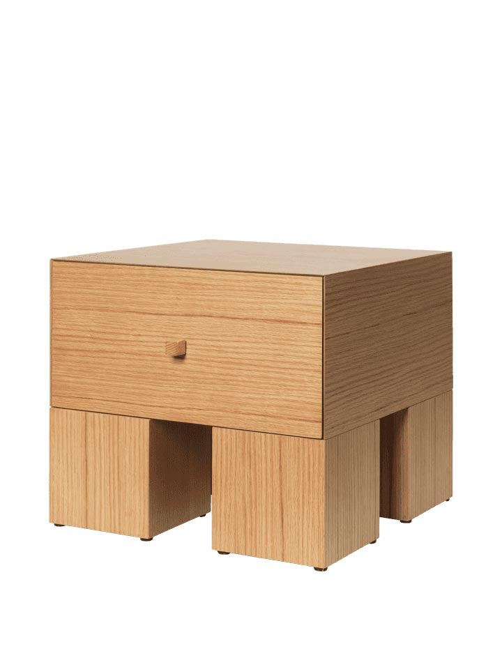 Entdecken Sie den Kuben Nachttisch 1x1 von Ferm Living – ein stilvolles Möbelstück aus nachhaltigem Eichenfurnier, das Funktionalität und Eleganz vereint.