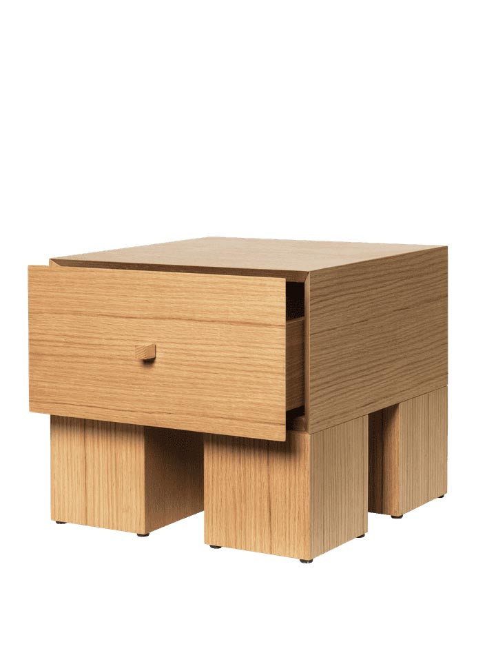 Erleben Sie den Kuben Nachttisch 1x1 von Ferm Living – minimalistisches Design aus FSC®-zertifiziertem Eichenfurnier, ideal für stilvolle Räume.
