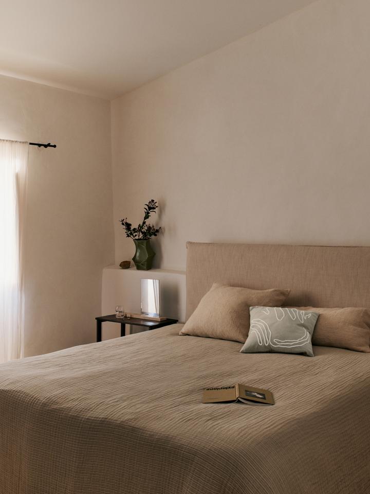 Entdecken Sie den Jot Kissenbezug von Ferm Living – ein einzigartiges, nachhaltiges Design aus 100 % GOTS-zertifizierter Baumwolle, inspiriert von der Natur.