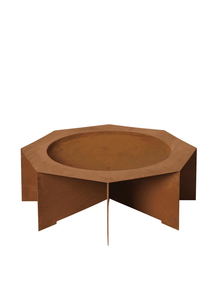 Erleben Sie die Otte Feuerstelle von Ferm Living – ein elegantes, achteckiges Meisterwerk aus robustem Cortenstahl, das Funktionalität und Stil vereint.