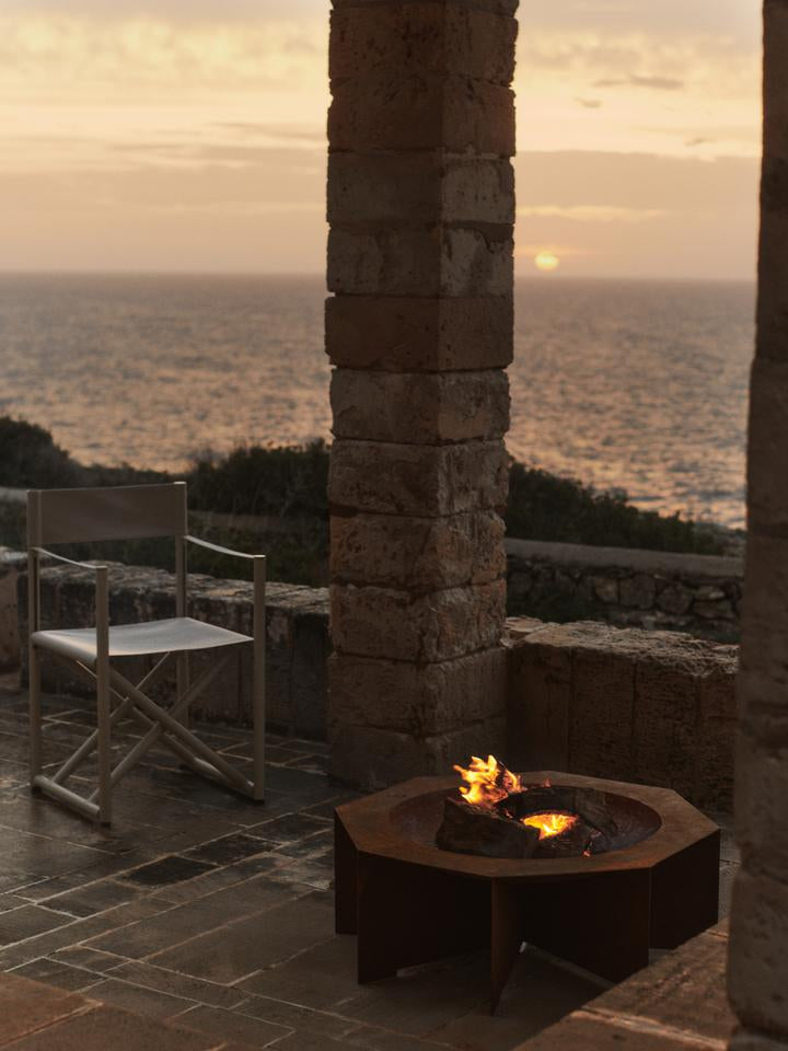 Entdecken Sie die Otte Feuerstelle von Ferm Living – ein stilvolles, achteckiges Design aus langlebigem Cortenstahl, das Wärme und Eleganz in Ihren Garten bringt.