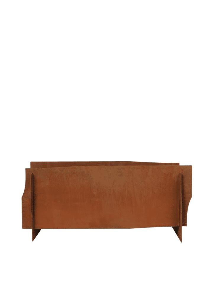 Das Lapel Pflanzgefäß von Ferm Living kombiniert modernes Design mit robustem Cortenstahl. Perfekt für stilvolle Akzente im Freien.