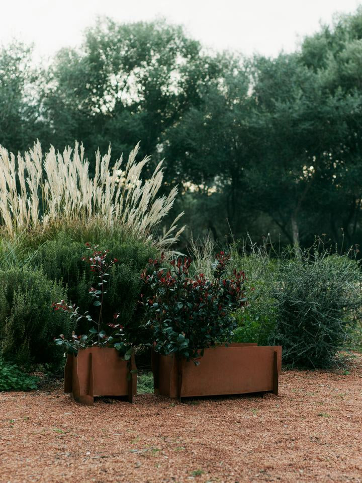 Entdecken Sie das stilvolle Lapel Pflanzgefäß von Ferm Living aus robustem Cortenstahl. Ideal für Ihren Garten oder Ihre Terrasse!