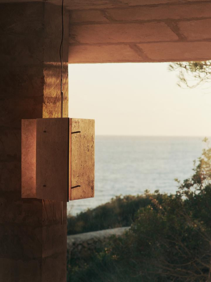 Erleben Sie die Oeste Pendelleuchte von Ferm Living – ein stilvolles Lichtobjekt aus Travertin, das jeden Raum mit warmem Licht und zeitloser Eleganz bereichert.