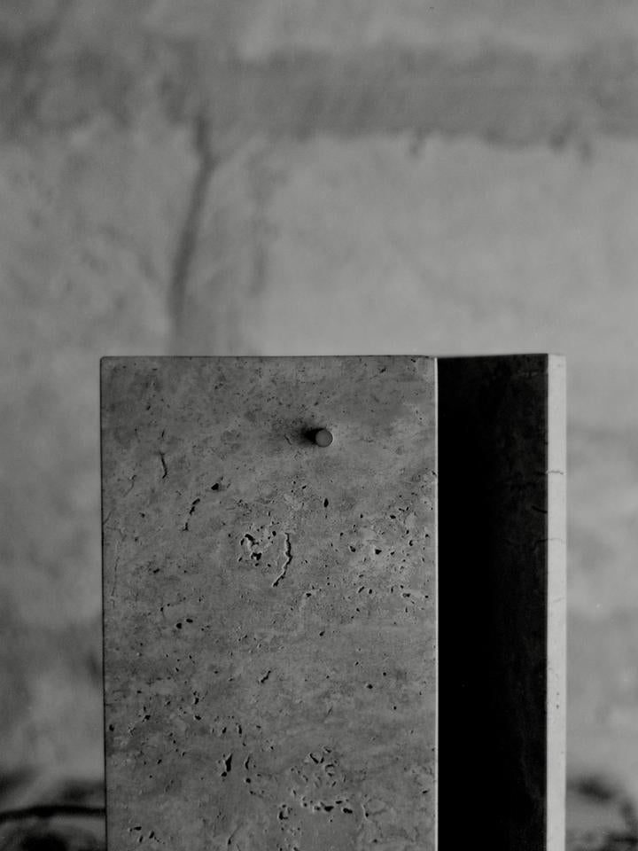 Entdecken Sie die Oeste Tischlampe von Ferm Living – ein stilvolles Designobjekt aus Travertin, das Licht und Atmosphäre harmonisch vereint.