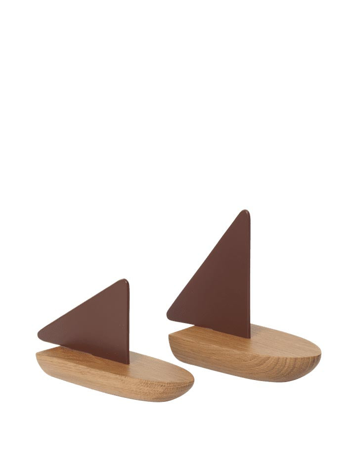 Opty Boot Set aus 2 in Dunkle Pekannuss/Eiche präsentiert im Onlineshop von KAQTU Design AG. Spielzeug ist von Ferm Living