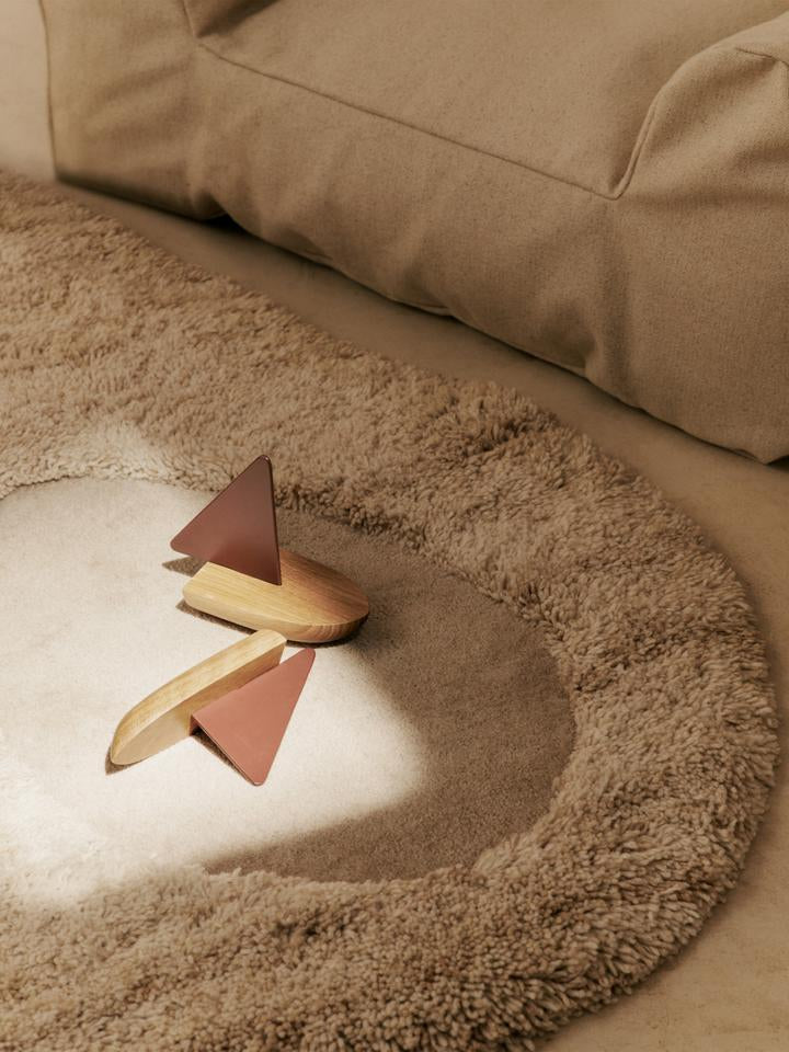 Entdecken Sie das Opty Boot Set von Ferm Living – ein stilvolles, nachhaltiges Spielzeug aus hochwertigem Holz, das Design und Natur vereint.