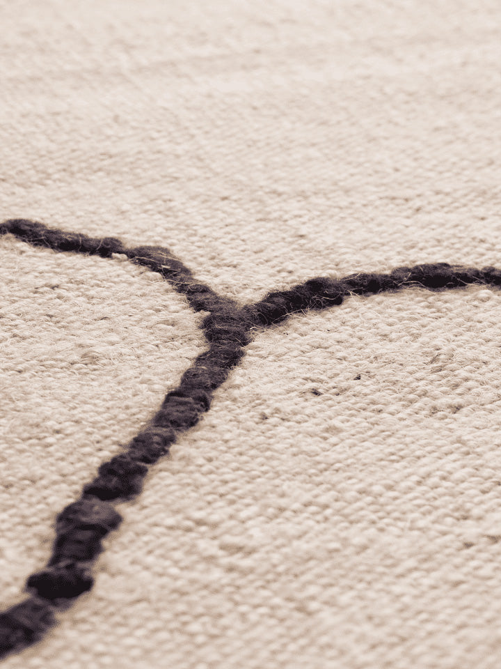 Entdecken Sie den Gesso Jute Teppich 170 x 240 von Ferm Living – ein handgefertigtes Kunstwerk aus Jute, das jedem Raum Eleganz verleiht.