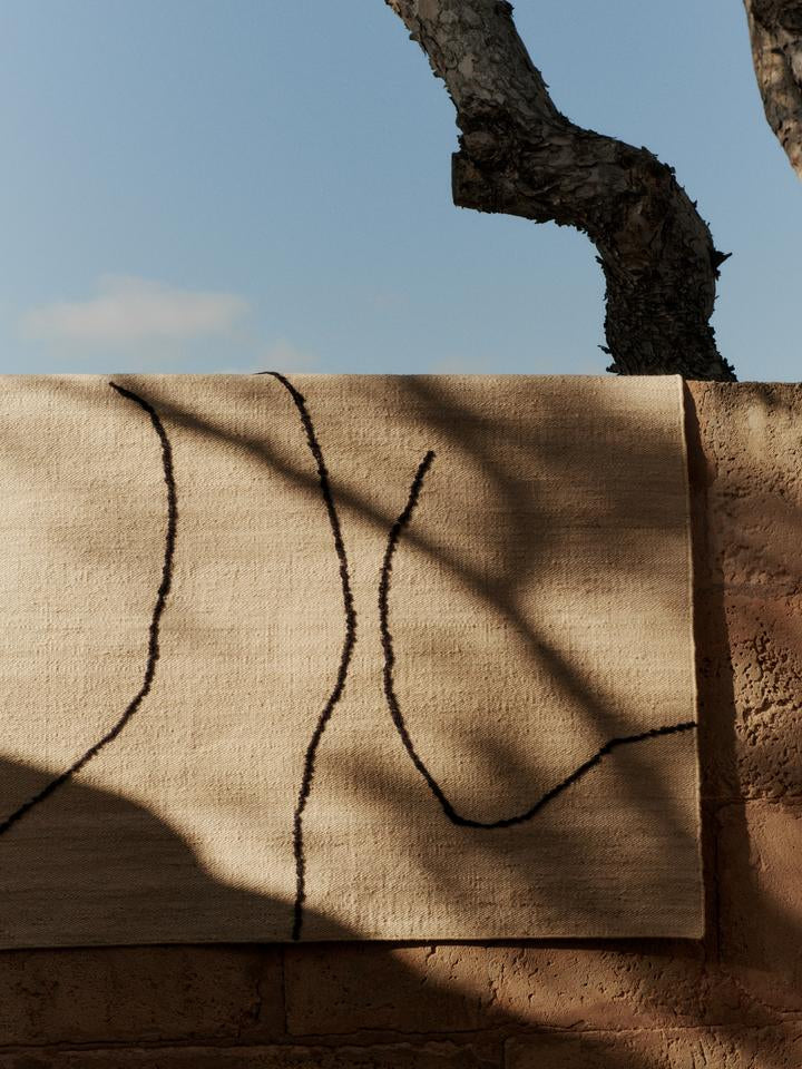 Entdecken Sie den Gesso Jute Teppich 200 x 300 von Ferm Living – handgefertigte Eleganz aus nachhaltiger Jute mit einzigartigem Design.