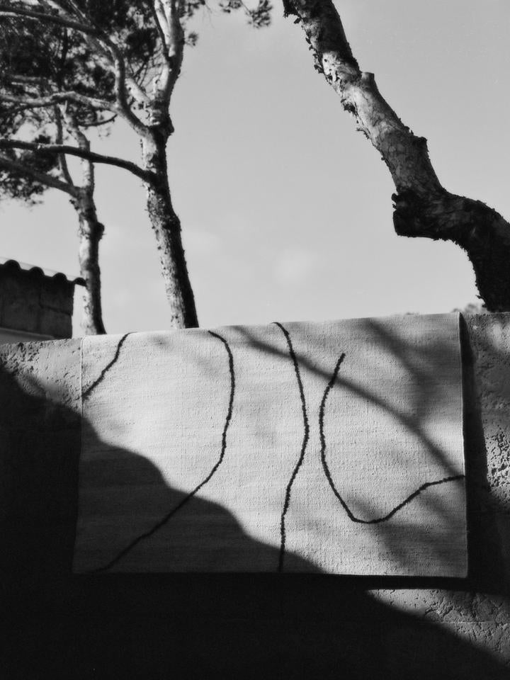 Erleben Sie den Gesso Jute Teppich 200 x 300 von Ferm Living – ein handgefertigtes Kunstwerk aus robuster Jute mit dynamischem, abstraktem Muster.