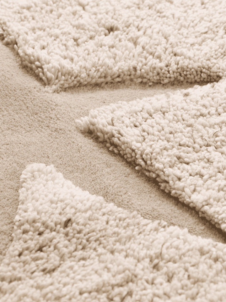 Entdecken Sie den Kove Tufted Teppich von Ferm Living – ein einzigartiges, handgefertigtes Wohnaccessoire aus Neuseelandwolle, das mediterrane Eleganz und Komfort vereint.