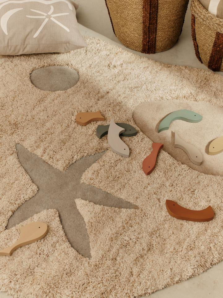 Erleben Sie den Kove Tufted Teppich von Ferm Living – ein handgetuftetes Meisterwerk aus Neuseelandwolle, das mediterranen Charme in Ihr Zuhause bringt.