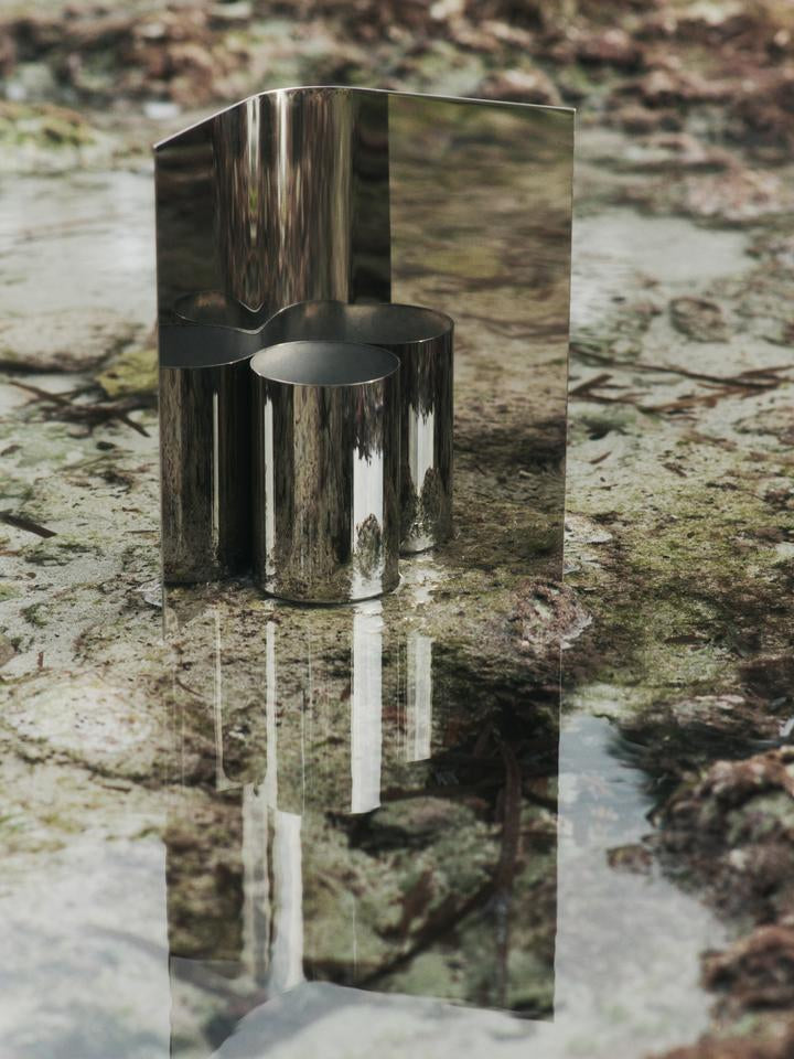 Entdecken Sie die Eddy Vase von Ferm Living – ein modernes Designstück aus hochglanzpoliertem Edelstahl, das jeden Raum stilvoll bereichert.