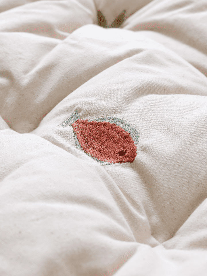 Die Harbour Spielmatte von Ferm Living bietet Komfort und Stil, kombiniert mit umweltfreundlichen Materialien und cleveren Aufbewahrungsmöglichkeiten.