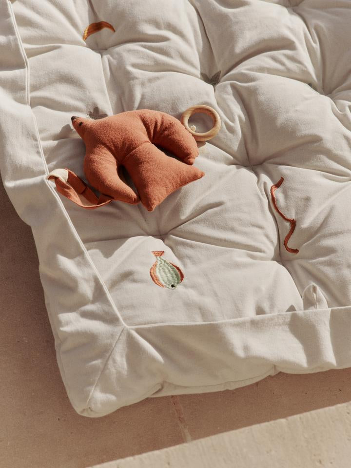 Entdecken Sie die Harbour Spielmatte von Ferm Living – eine stilvolle, nachhaltige und funktionale Ergänzung für jedes Kinderzimmer.