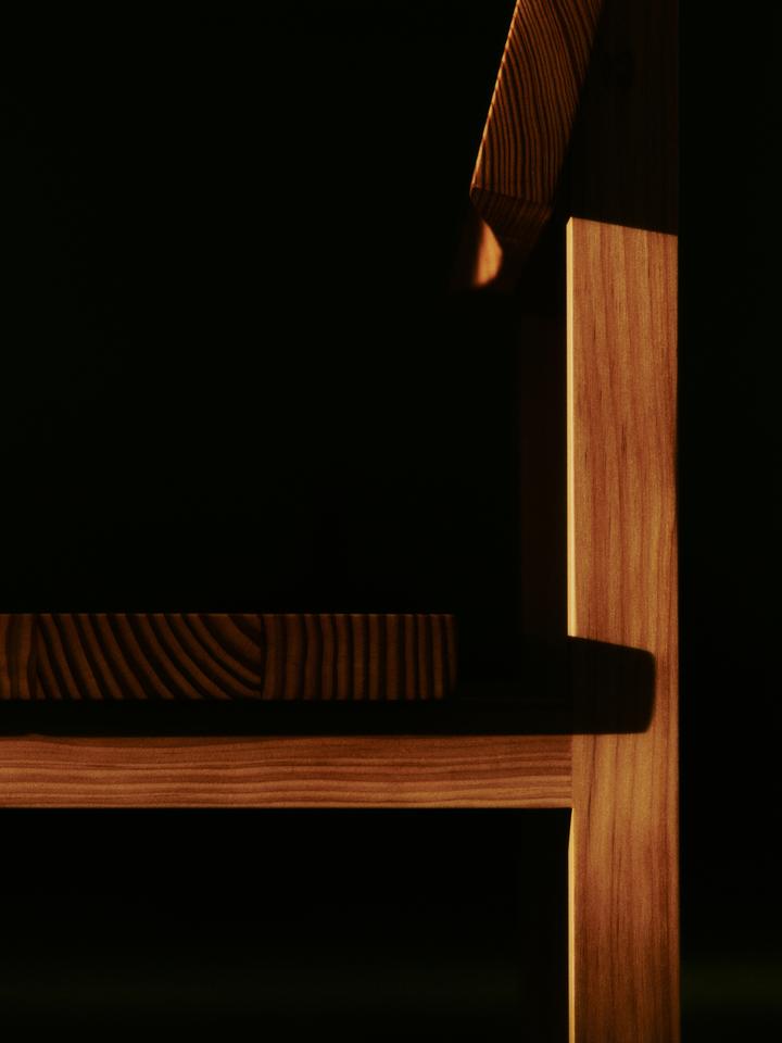 Erleben Sie den Vist Esszimmerstuhl von Ferm Living – ein elegantes Design aus FSC®-zertifizierter Douglasfichte, das Stil und Nachhaltigkeit vereint.