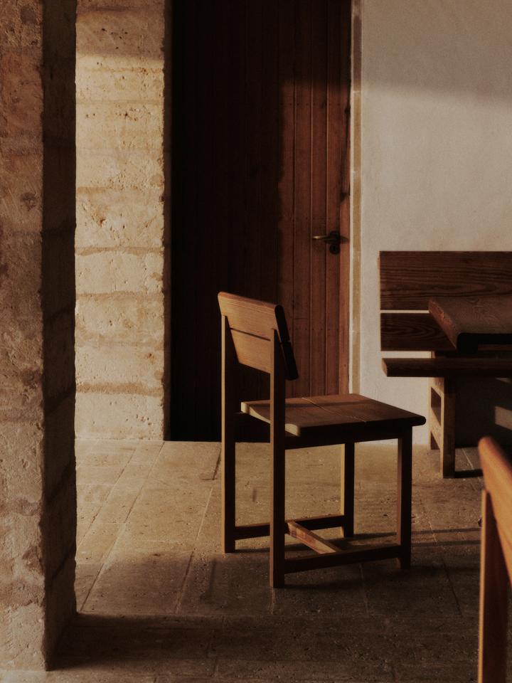 Entdecken Sie den Vist Esszimmerstuhl von Ferm Living – ein zeitloses Möbelstück aus nachhaltiger Douglasfichte, das Eleganz und Komfort vereint.