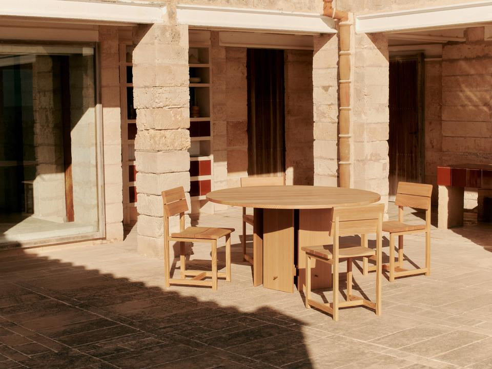 Erleben Sie den Vist Esszimmerstuhl von Ferm Living – ein elegantes Design aus FSC®-zertifizierter Douglasfichte, das Stil und Nachhaltigkeit vereint.