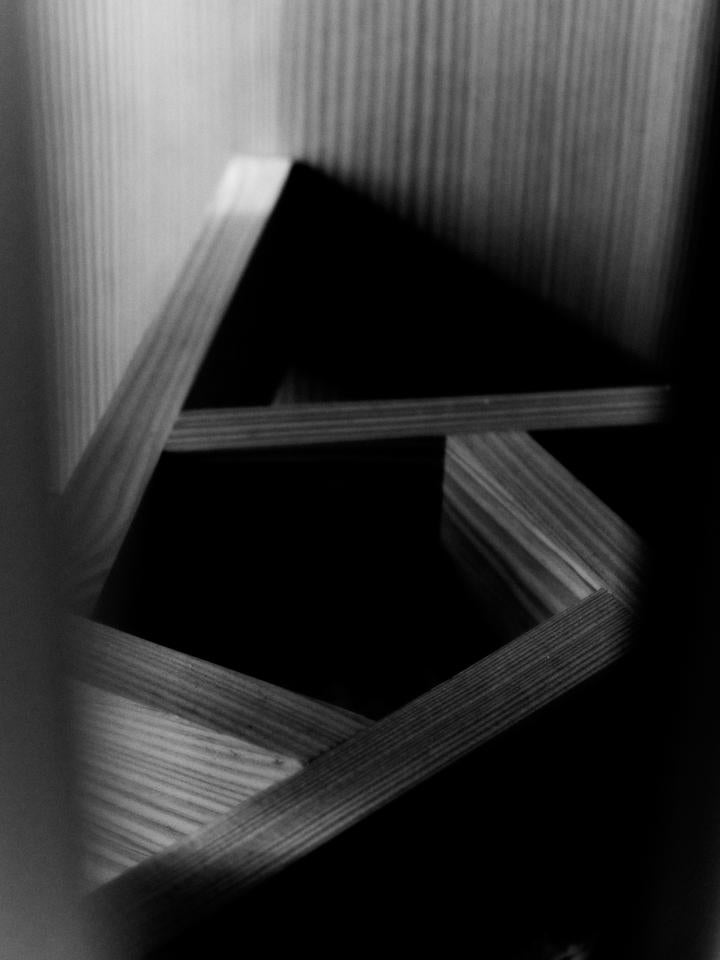 Entdecken Sie den Aukko Esstisch Ø140 von Ferm Living – ein skulpturales Meisterwerk aus nachhaltiger Douglasie, das Eleganz und Funktionalität vereint.