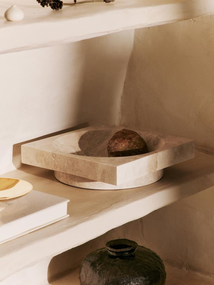 Die Hew Low Schale von Ferm Living vereint skulpturale Schlichtheit und natürliche Schönheit des Travertins – ein elegantes Highlight für Ihr Zuhause.