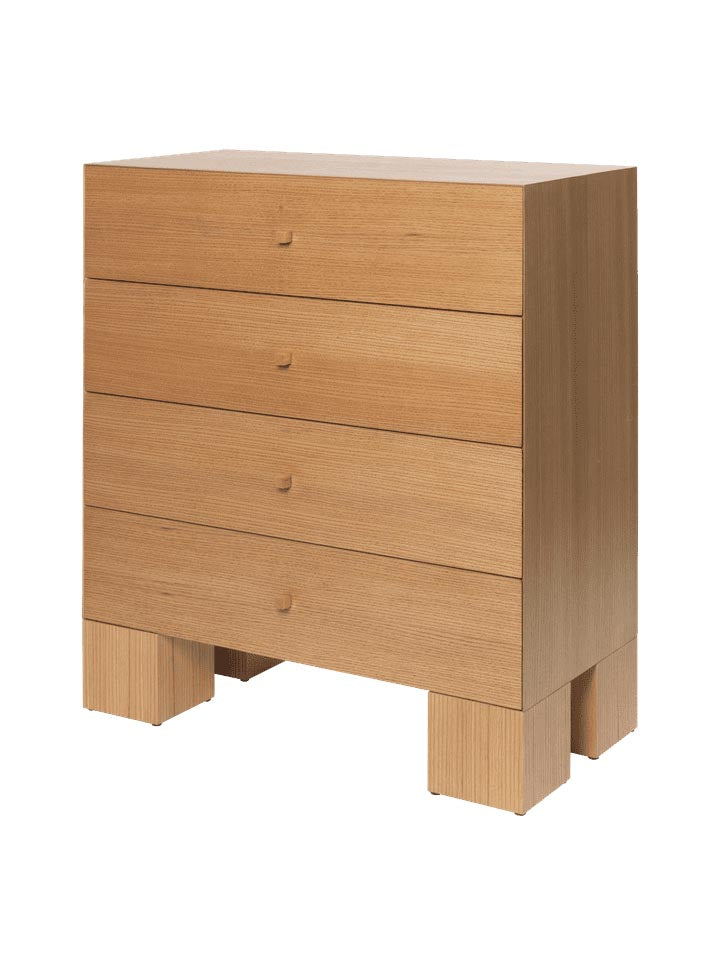 Die Kuben Kommode 1x4 von Ferm Living kombiniert elegantes, modernes Design mit praktischem Stauraum. Perfekt für stilvolle Wohnräume!