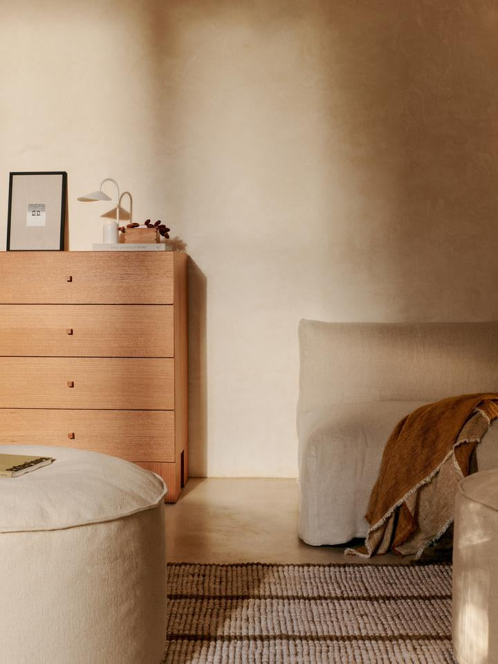 Erleben Sie die Kuben Kommode 1x4 von Ferm Living – ein elegantes, nachhaltiges Möbelstück mit modernem Design und praktischem Stauraum.