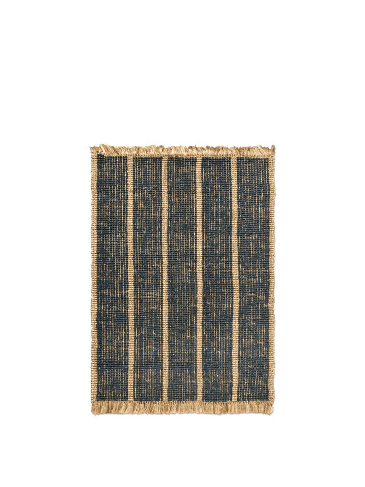 Athen Stripes Teppich 140 x 200 in Natürlich/Tintenblau präsentiert im Onlineshop von KAQTU Design AG. Teppich ist von Ferm Living