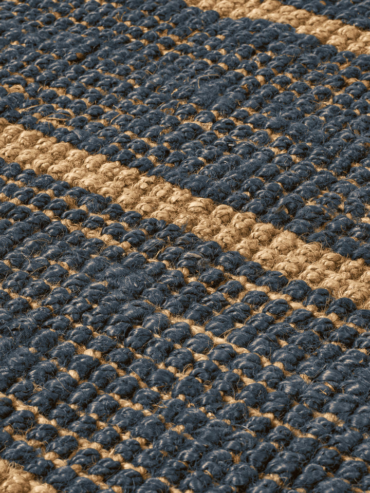 Entdecken Sie den Athen Stripes Teppich 200 x 300 von Ferm Living – handgewebt aus Jute, mit zeitlosem Streifendesign und rustikalen Fransen.