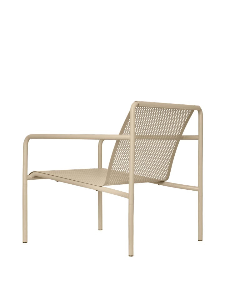 Erleben Sie den Dapple Lounge Chair von Ferm Living – ein eleganter, wetterfester Sessel mit Armlehnen, der Komfort und Stil für Ihre Terrasse bietet.
