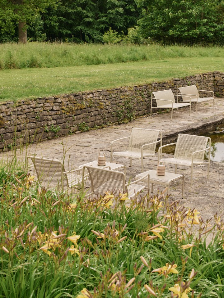 Erleben Sie den Dapple Lounge Chair von Ferm Living – ein eleganter, wetterfester Sessel mit Armlehnen, der Komfort und Stil für Ihre Terrasse bietet.