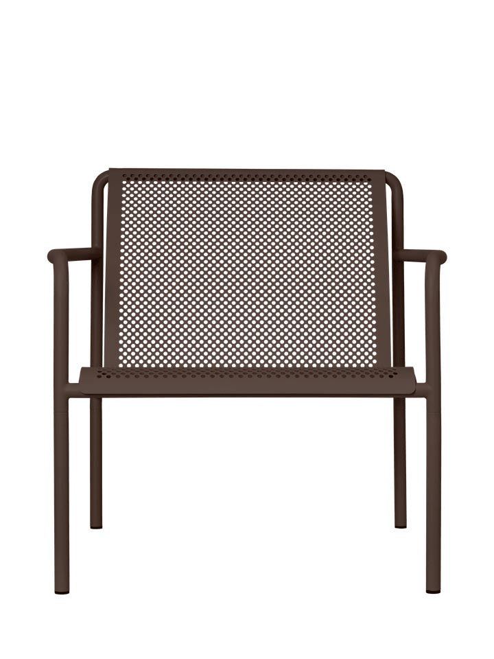 Erleben Sie den Dapple Lounge Chair von Ferm Living – ein eleganter, wetterfester Sessel mit Armlehnen, der Komfort und Stil in Ihren Garten bringt.