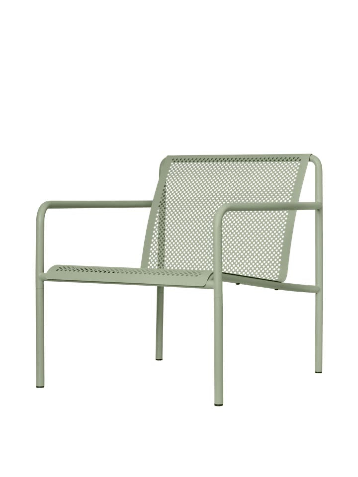 Dapple Lounge Chair mit Armlehnen in Teegrün präsentiert im Onlineshop von KAQTU Design AG. Outdoor-Sessel ist von Ferm Living