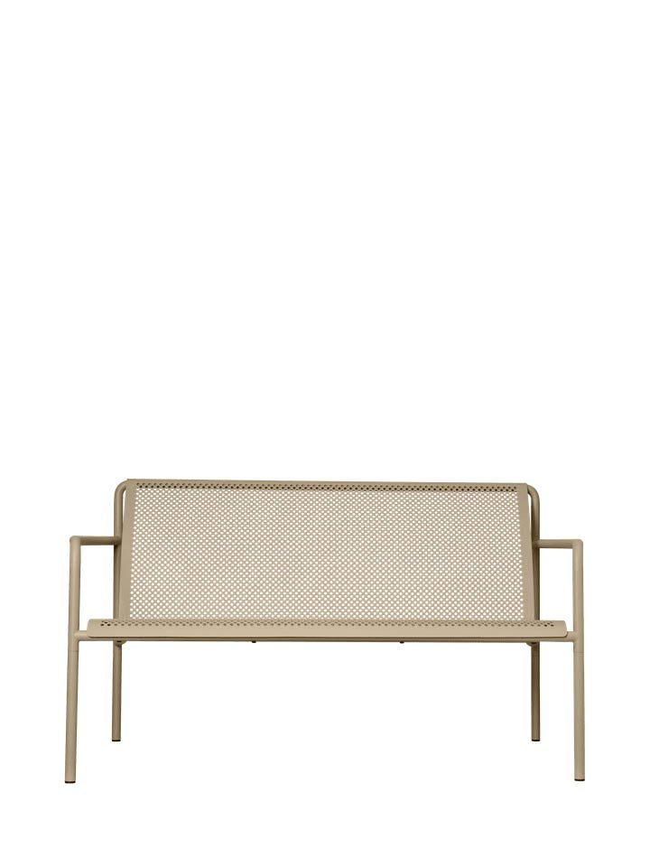 Erleben Sie den Dapple Lounge 2-Sitzer von Ferm Living – eine harmonische Verbindung aus modernem Design und langlebigen Materialien für Ihren Außenbereich.