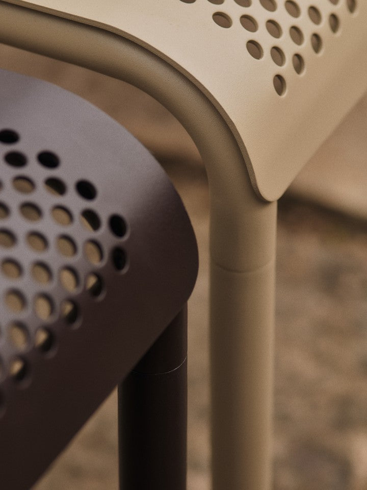 Eleganter Dapple Loungetisch 57 x 57 von Ferm Living – perfekter Begleiter für Ihren Außenbereich. Robust, stilvoll und ideal für entspannte Stunden.