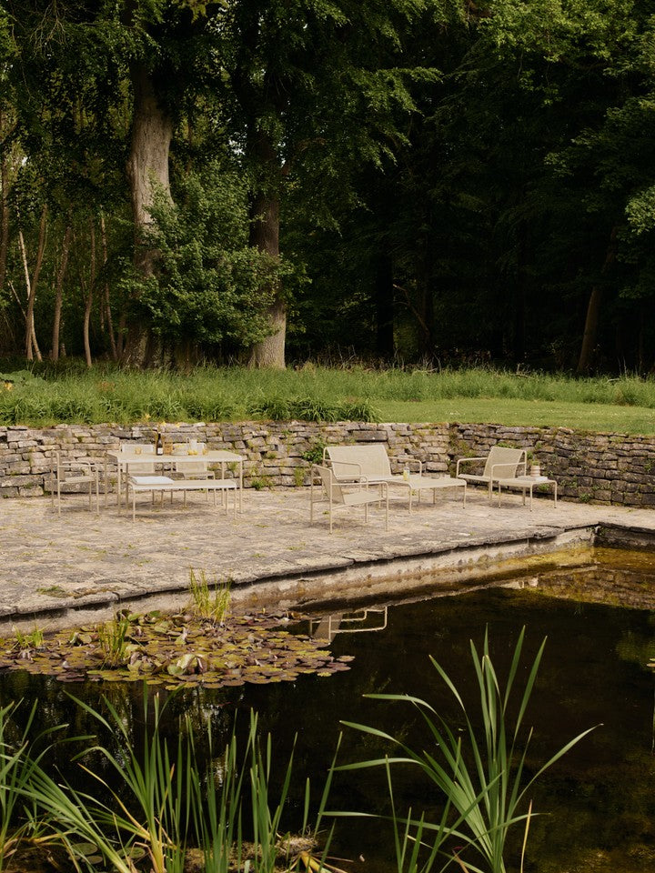 Eleganter Dapple Loungetisch 114 x 57 von Ferm Living – ideal für Garten und Terrasse. Robuste Materialien und stilvolles Design vereinen sich.