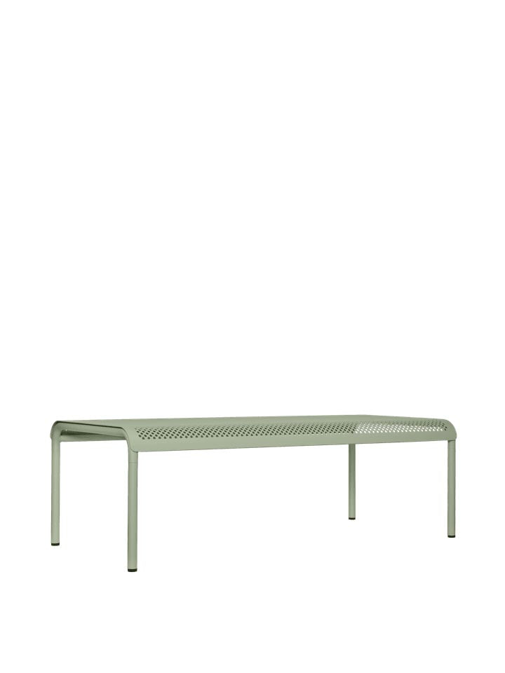Dapple Loungetisch 114 x 57 in Teegrün präsentiert im Onlineshop von KAQTU Design AG. Beistelltisch Outdoor ist von Ferm Living