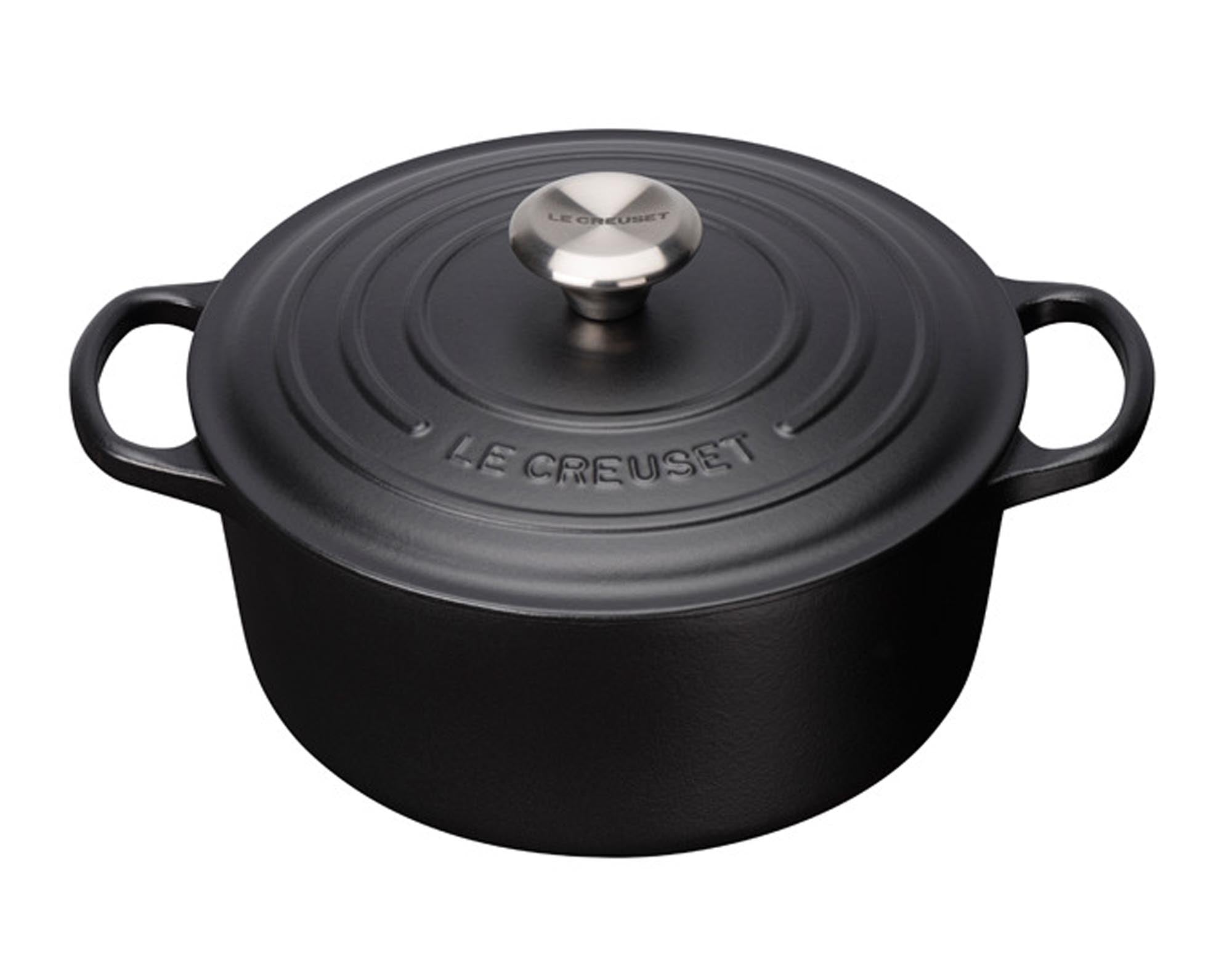 Der LE CREUSET Bräter Signature rund 24 cm ist aus hochwertigem Gusseisen gefertigt, ideal für köstliche Gerichte und einfach zu reinigen.
