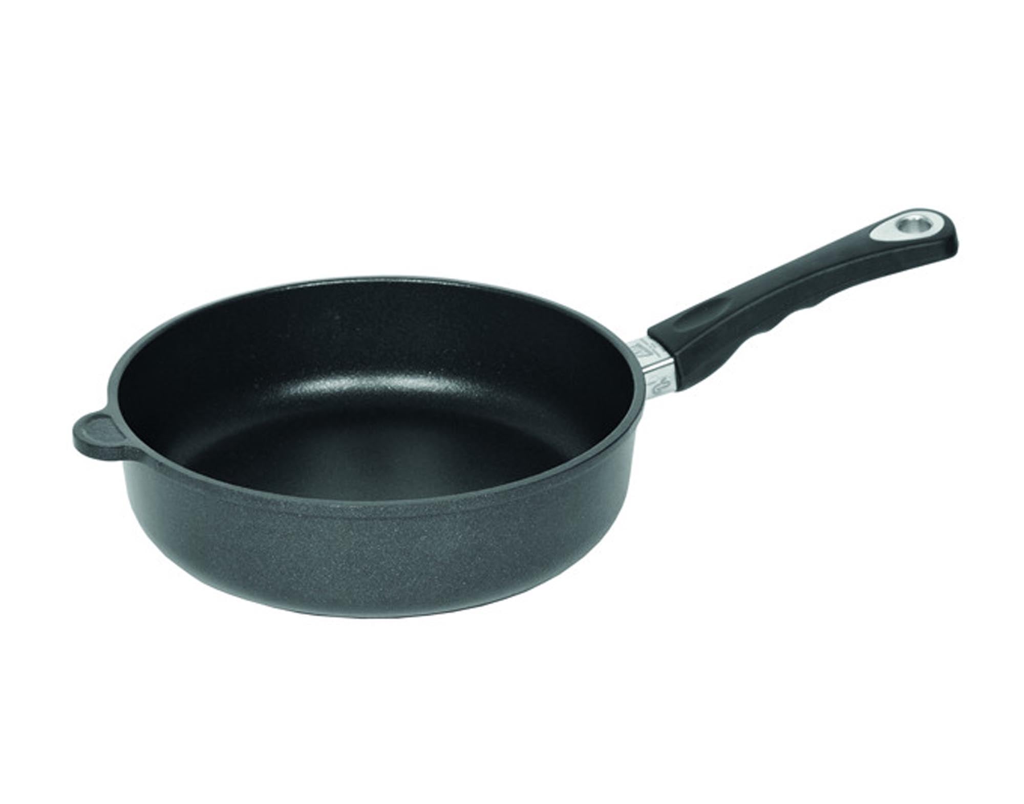 Entdecken Sie die LOTUS Bratpfanne hoch Induktion ø 26 cm – ideal für alle Herdarten, mit Antihaftbeschichtung und ergonomischen Griffen für müheloses Kochen.