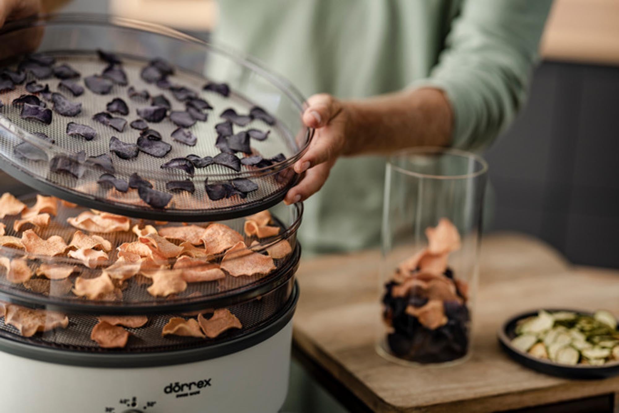 Robuster Dörrapparat von STÖCKLI mit Metallgittern für gesunde Snacks und nachhaltige Konservierung.